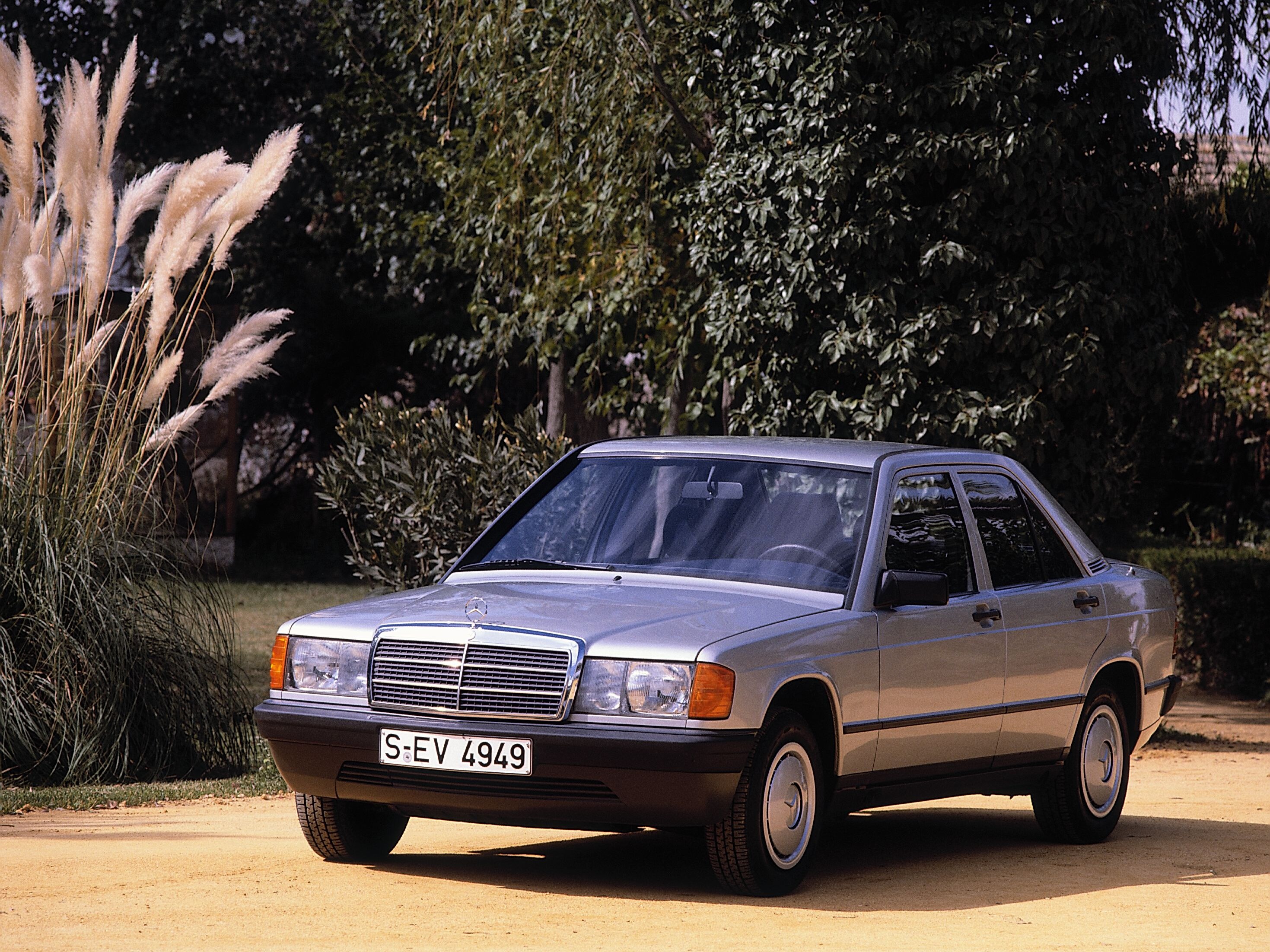 Mercedes-Benz 190 E, 201 model series compact-class saloon