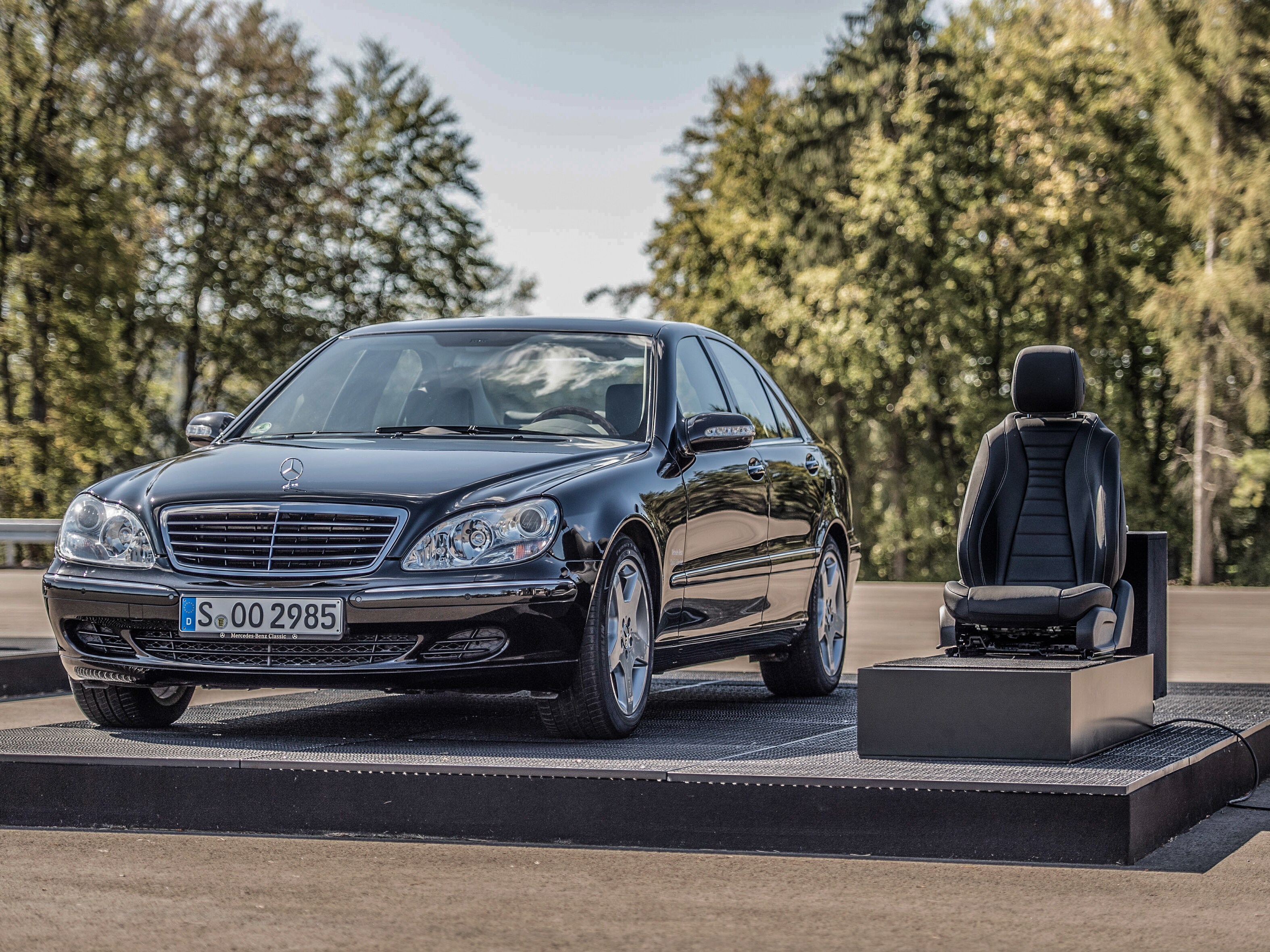 Static demonstration of PRE-SAFE® preventive passenger protection (Mercedes-Benz S 350 4MATIC of model series 220)