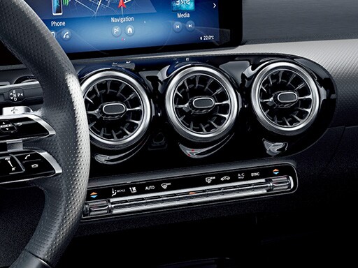 A-Class Sedan クライメートコントロール（前席左右独立調整）