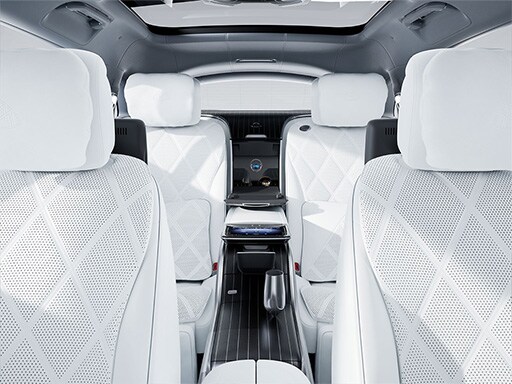 Mercedes-Maybach EQS SUV クーリングボックス［後席中央］＆専用シャンパングラス格納［後席中央］