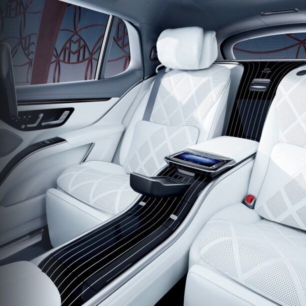 Mercedes-Maybach EQS SUV インテリア 後席