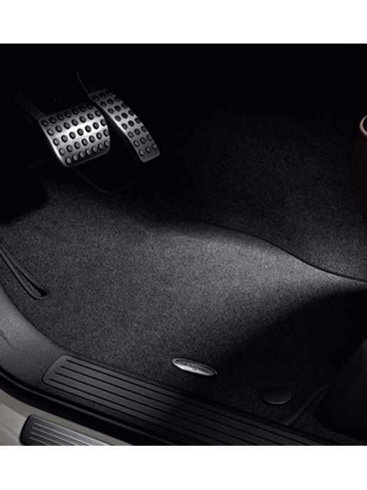 安全性と快適性を兼ね備えた「純正フロアマット」