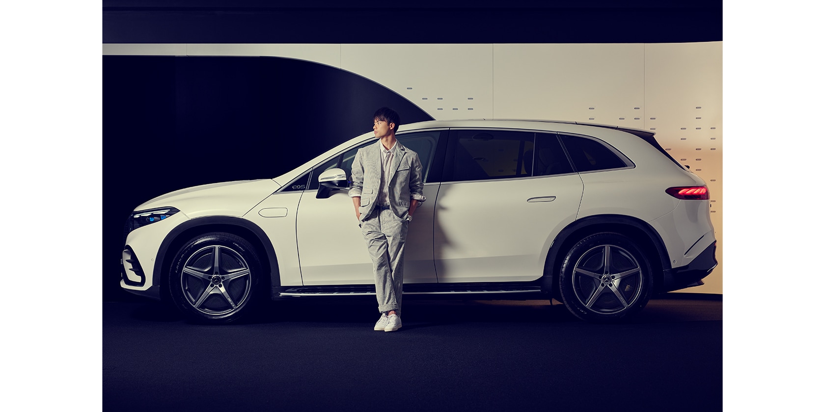 日本サッカー界の寵児、三笘薫と響き合う、メルセデス最高峰の電気