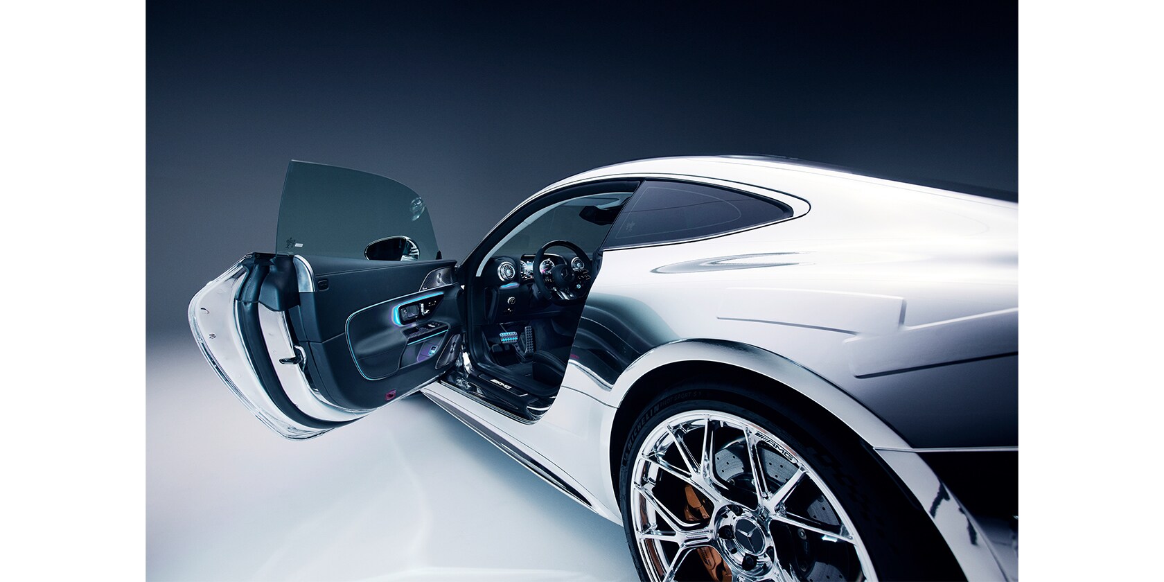 伝統と革新が融合したsacaiとのコラボ｜Mercedes-Benz LIVE