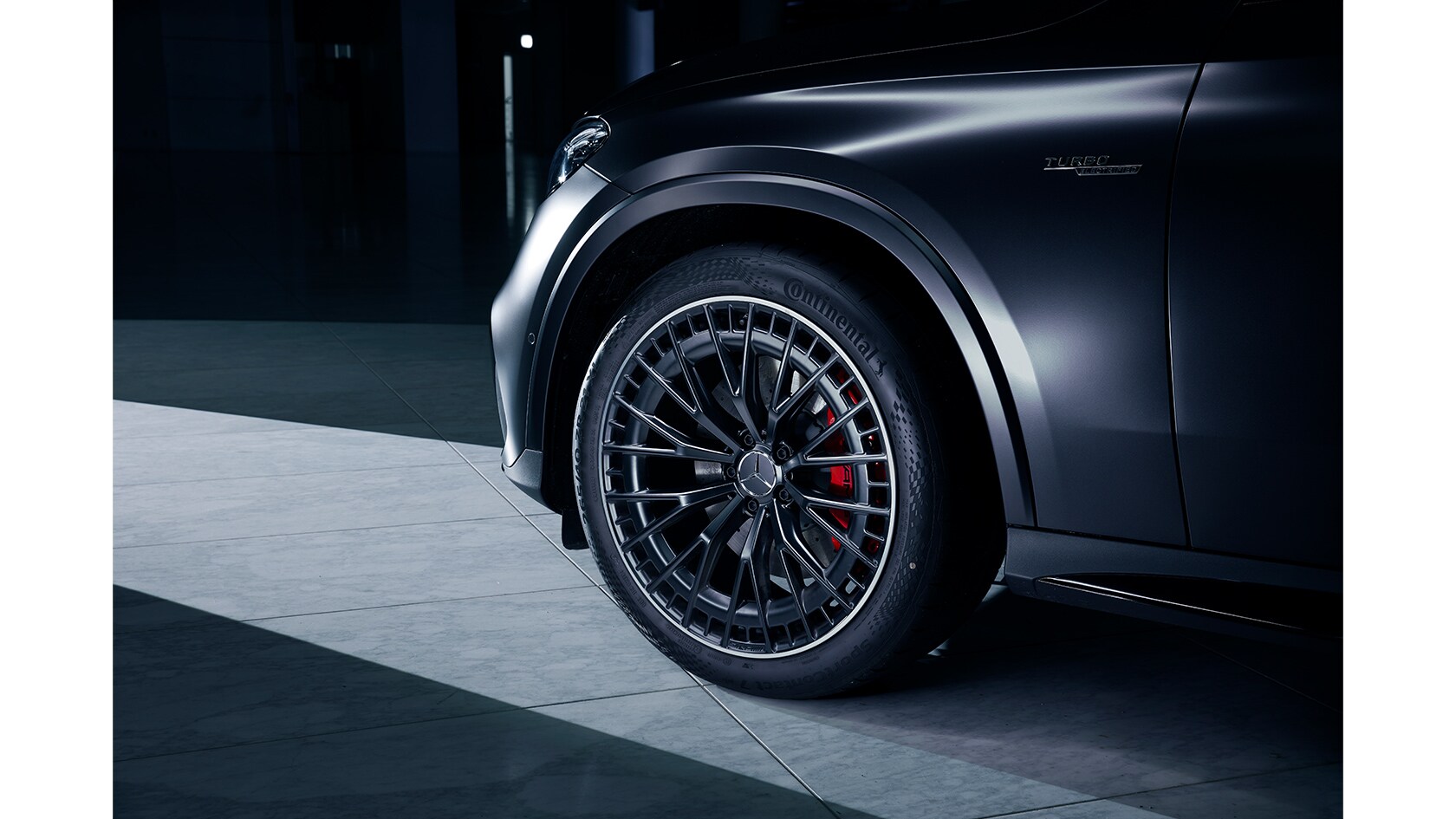 Mercedes-AMG GLC 43の特別仕様モデルで都会の夜を駆け抜ける 