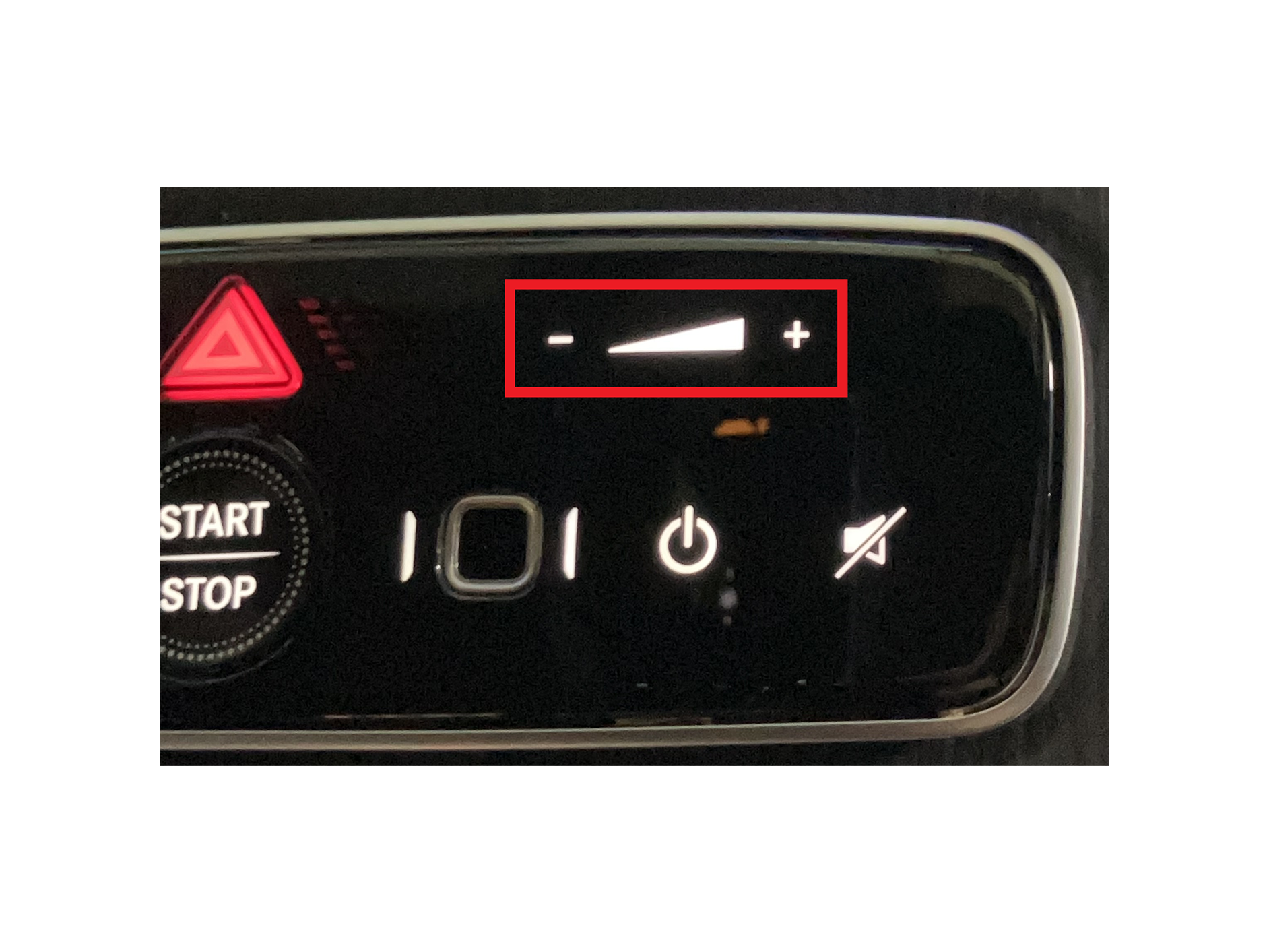 車種によってはコントロールパネルの音量スイッチ（図参照）を操作します。